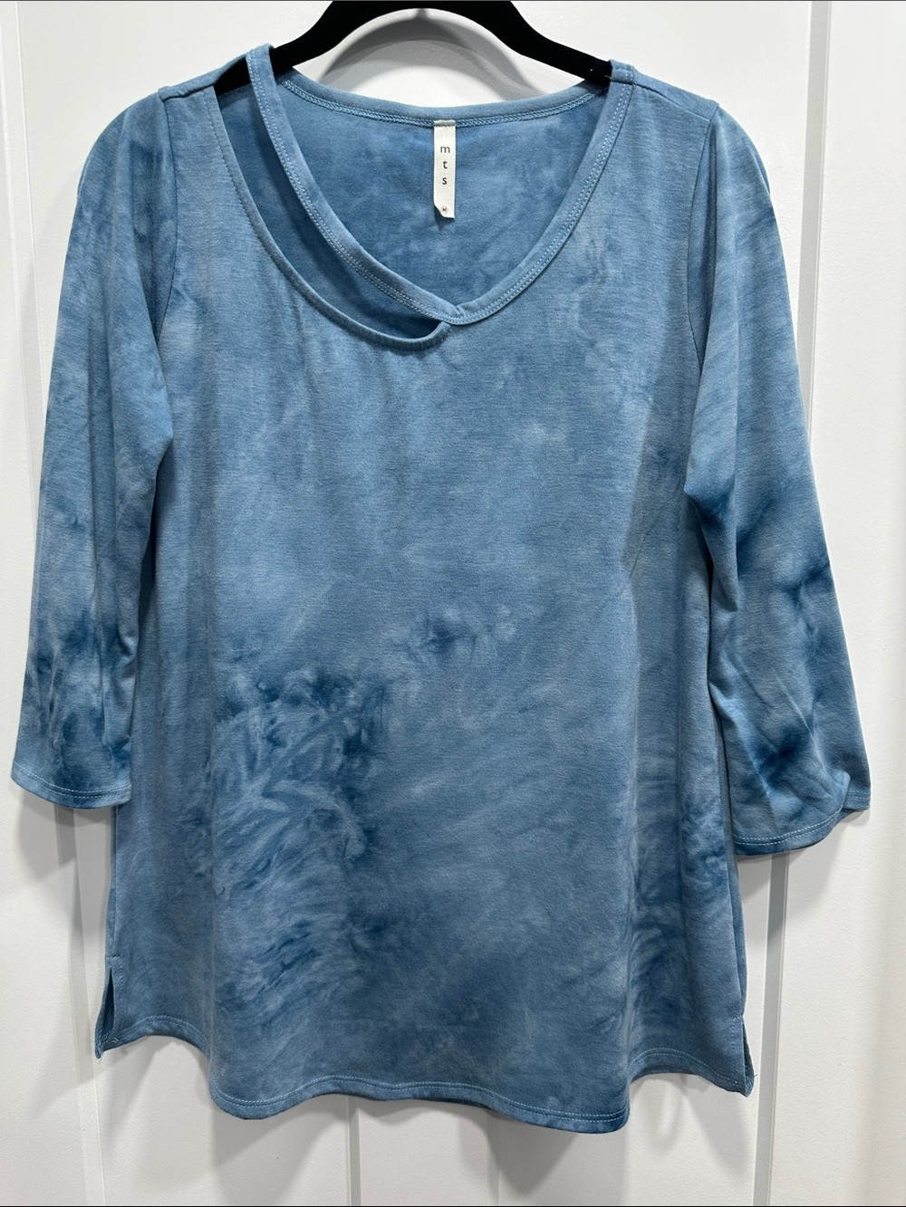 Blue Tie-Dye V-Neck 3/4 Sleeve Top - Size Medium
